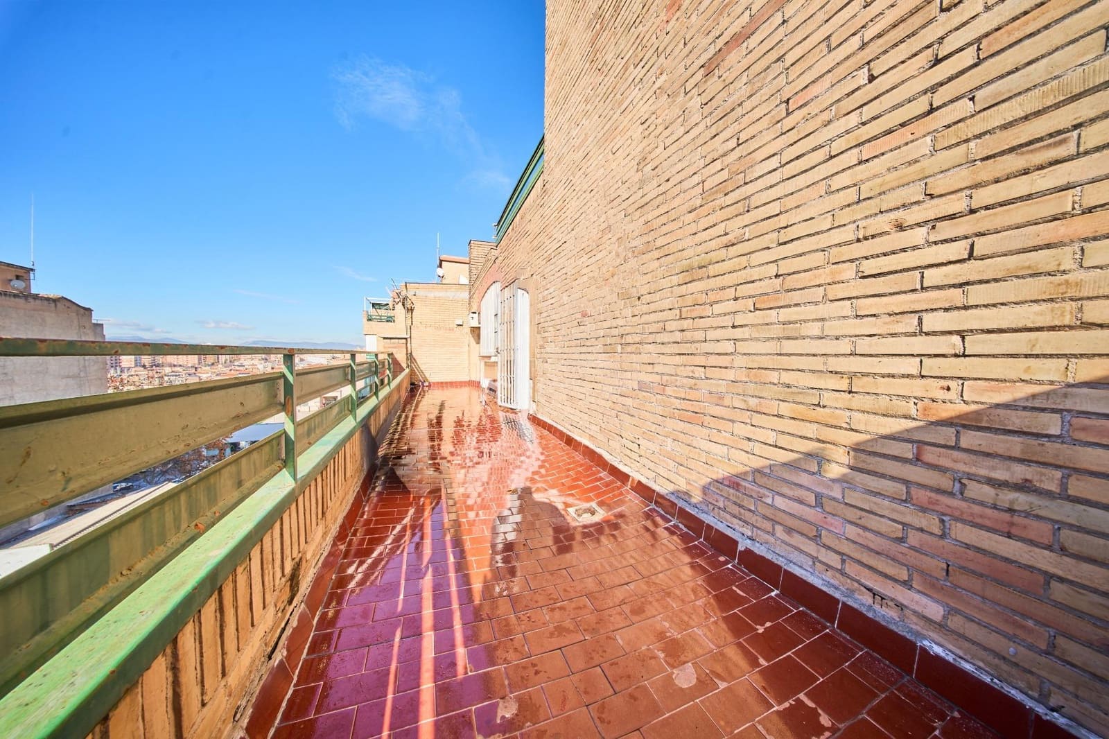 5 bedroom Penthouse for sale in Granada city with garage - € 325,000 (Ref: 9470967)