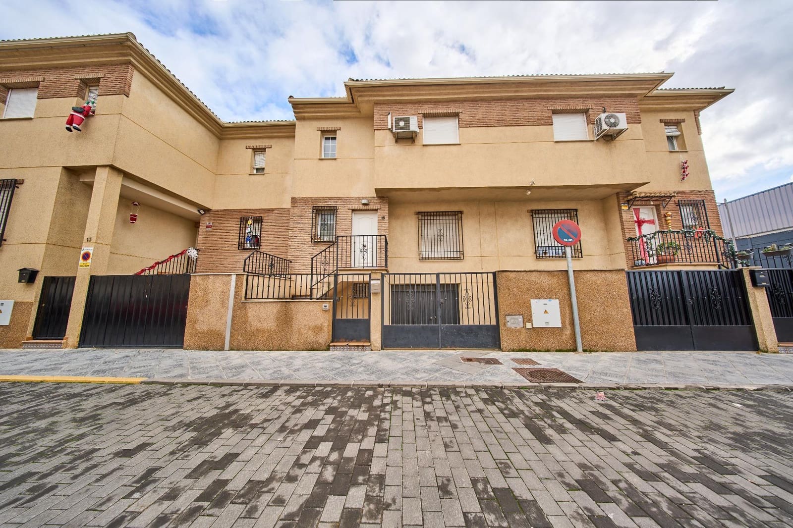 Adosado de 3 habitaciones en Atarfe en venta con garaje - 198.000 € (Ref: 9473120)