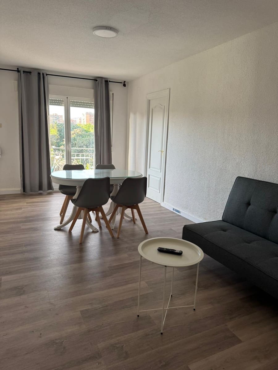 4 bedroom Flat for rent in Granada city with garage - € 1,200 (Ref: 9497558)