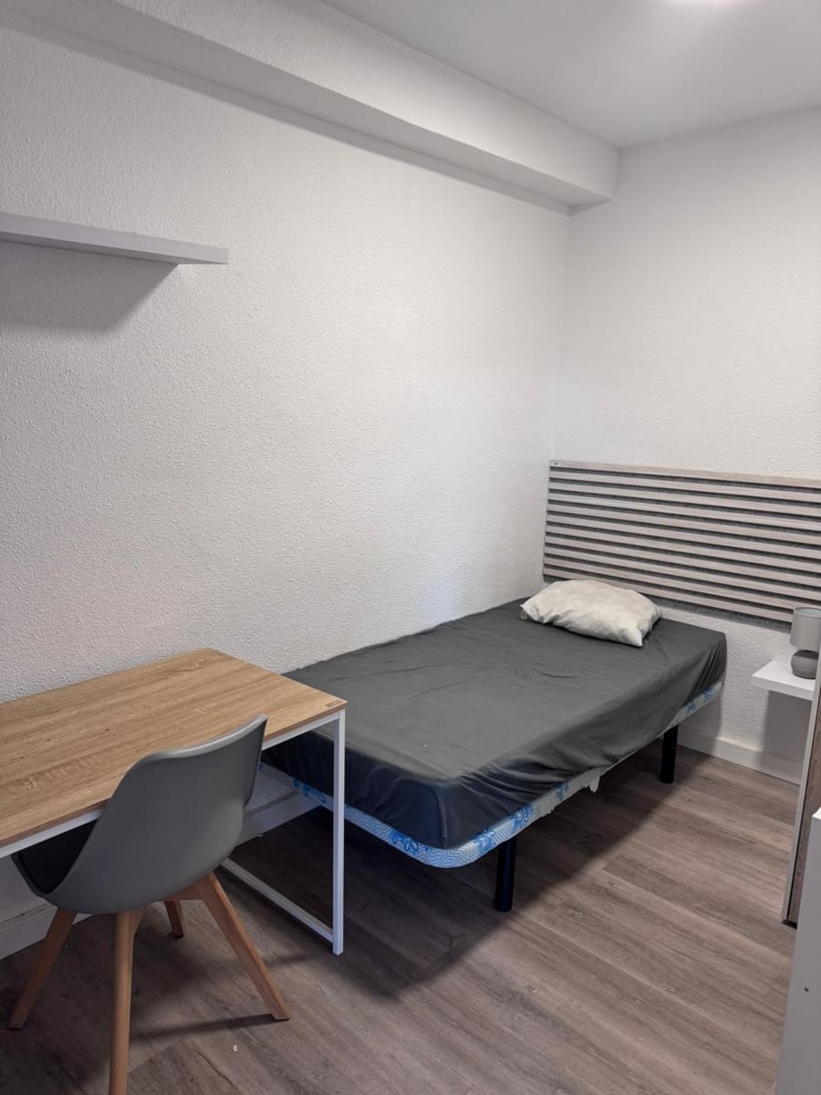 4 bedroom Flat for rent in Granada city with garage - € 1,200 (Ref: 9497558)