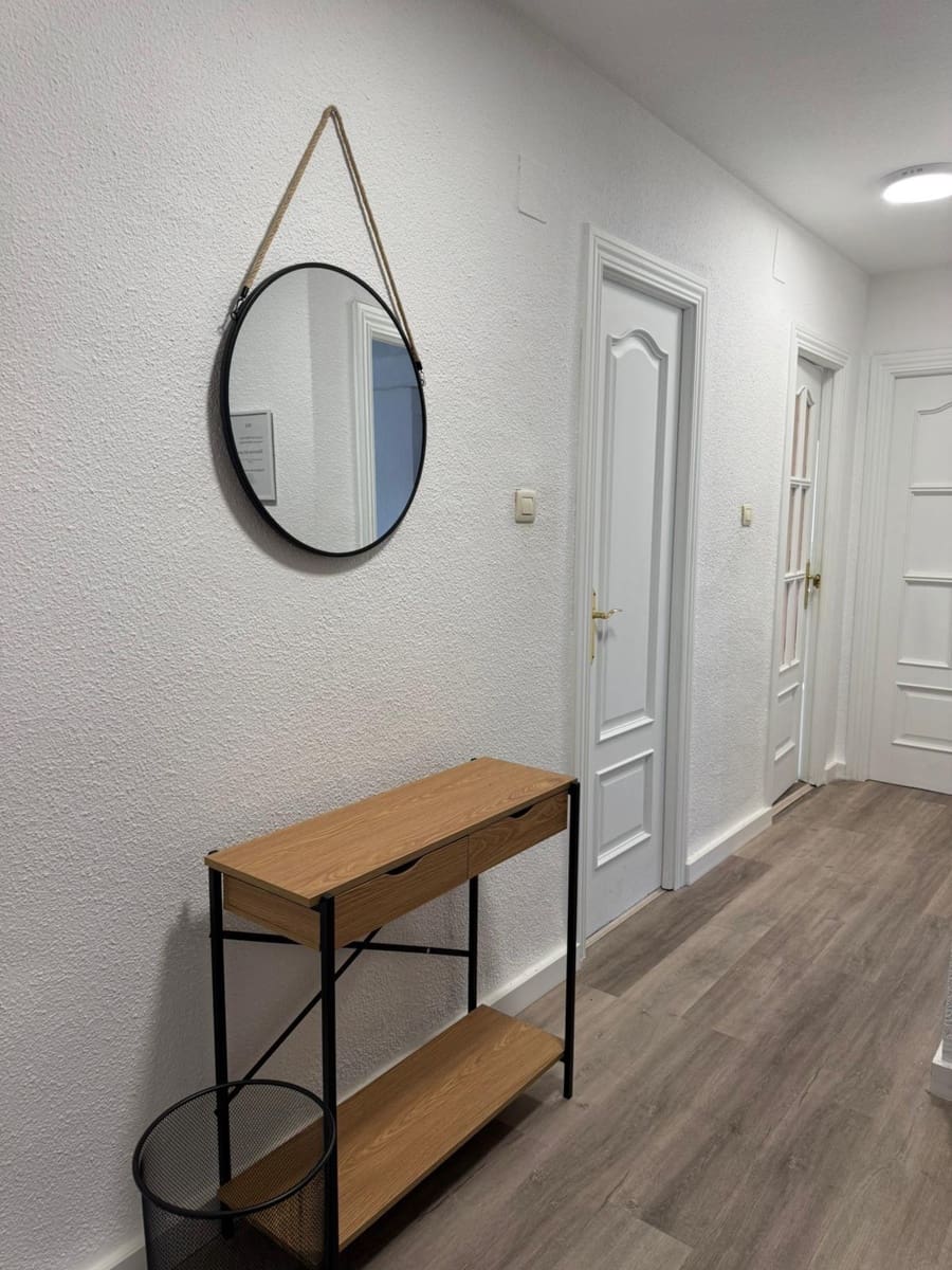 4 bedroom Flat for rent in Granada city with garage - € 1,200 (Ref: 9497558)