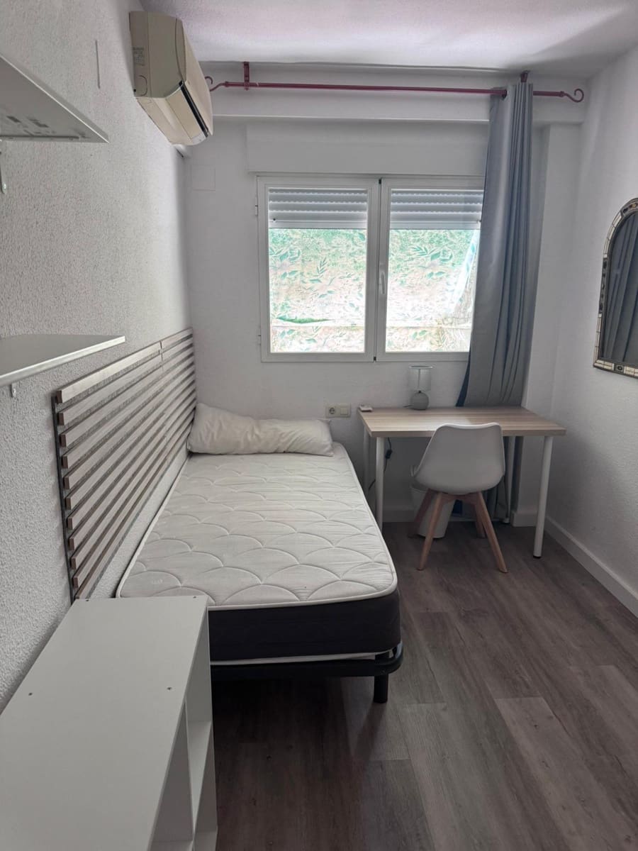 4 bedroom Flat for rent in Granada city with garage - € 1,200 (Ref: 9497558)