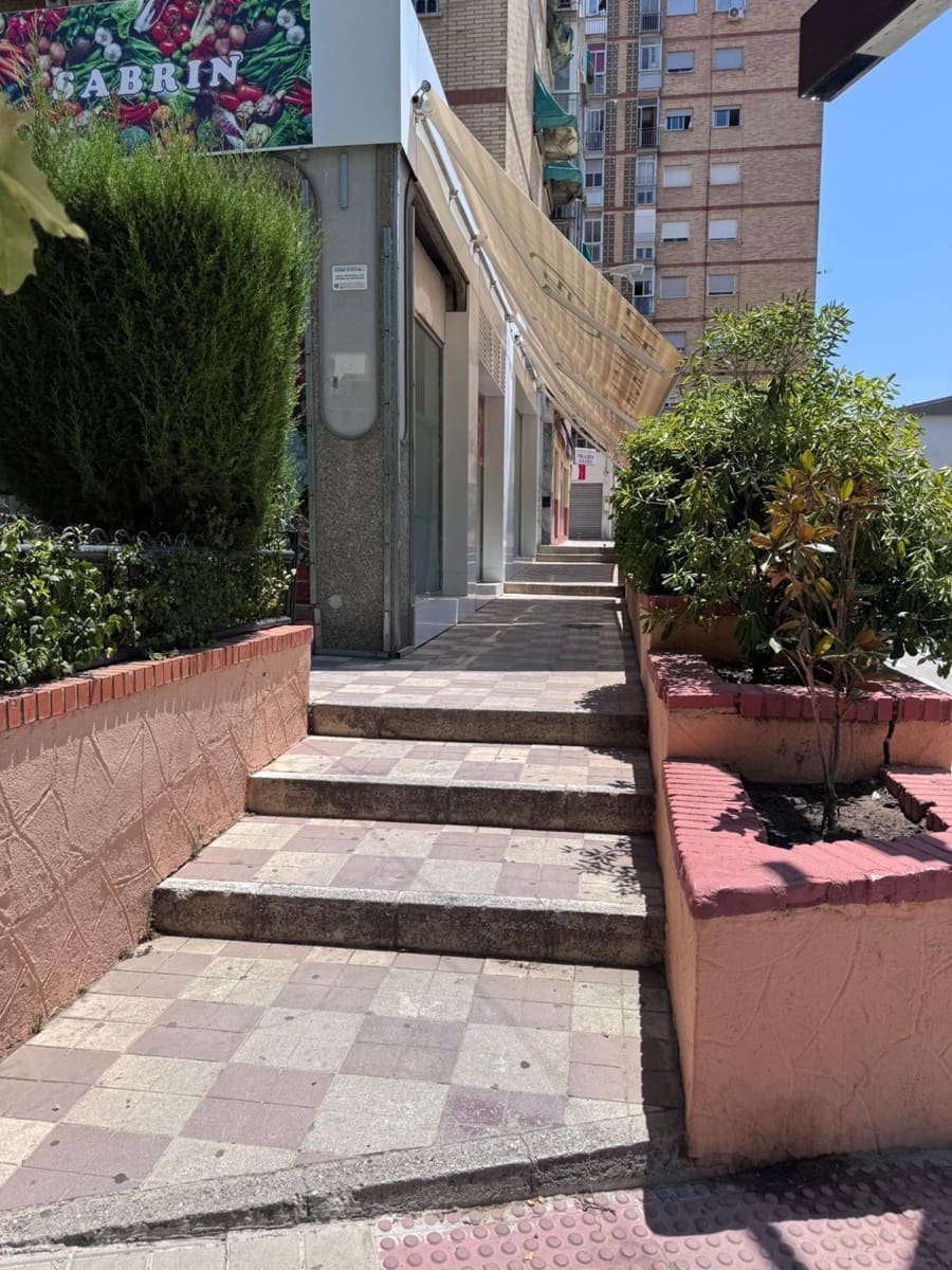 4 bedroom Flat for rent in Granada city with garage - € 1,200 (Ref: 9497558)