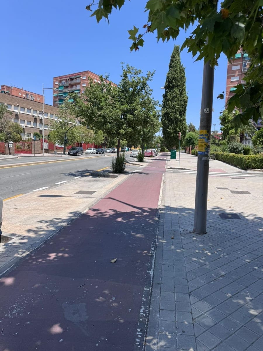 4 bedroom Flat for rent in Granada city with garage - € 1,200 (Ref: 9497558)