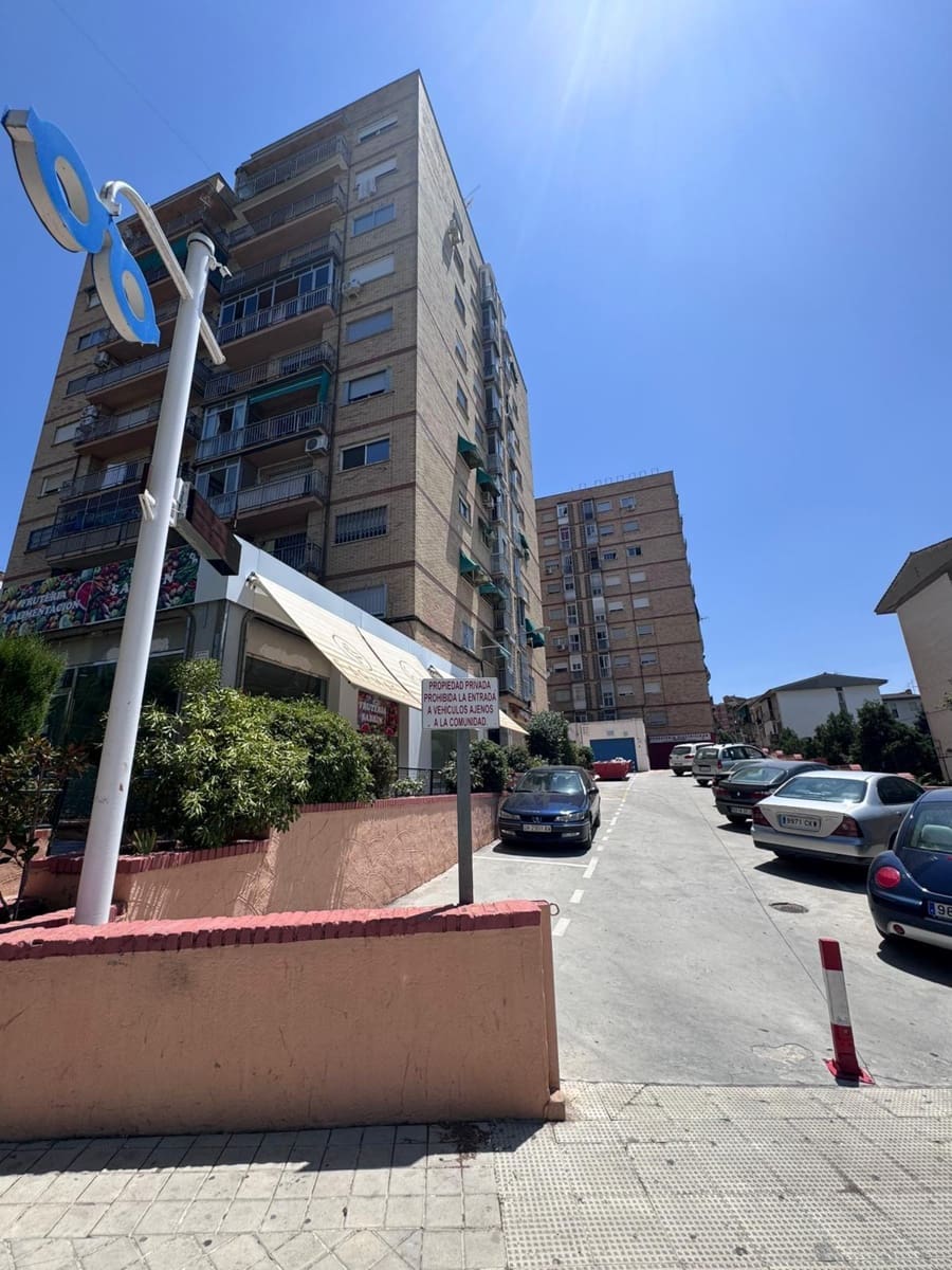 4 bedroom Flat for rent in Granada city with garage - € 1,200 (Ref: 9497558)