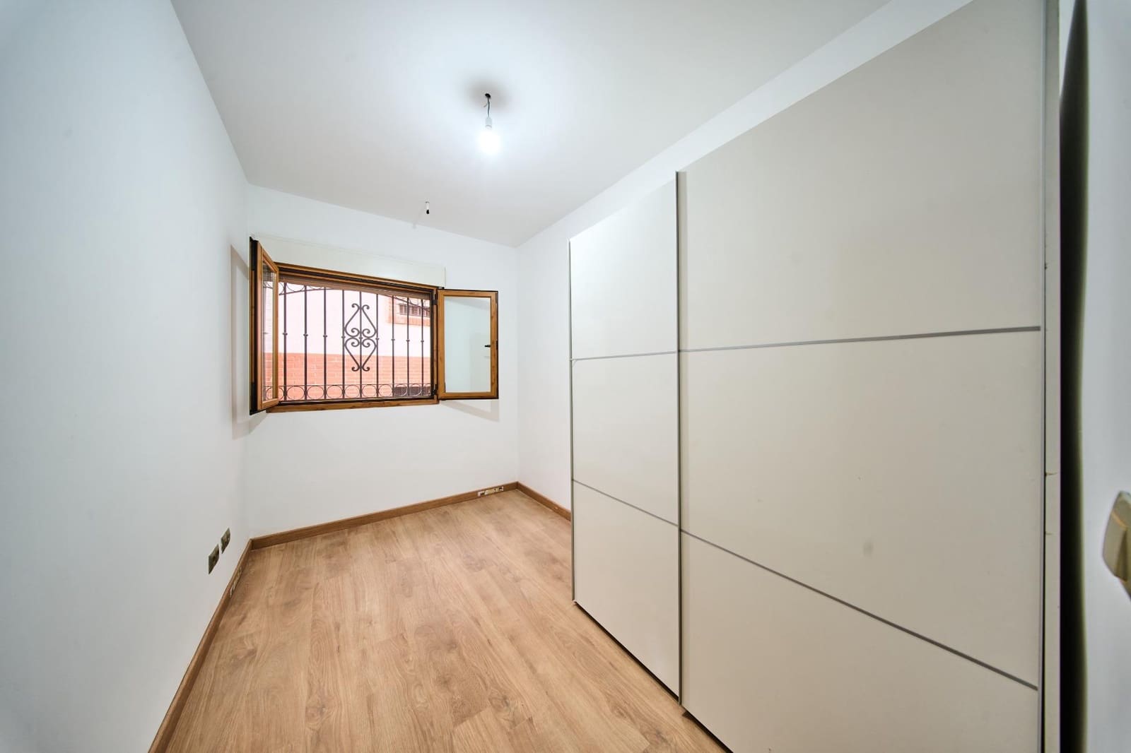 2 bedroom Flat for sale in La Zubia with garage - € 135,000 (Ref: 9502642)