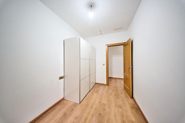 Piso de 2 habitaciones en La Zubia en venta con garaje - 135.000 € (Ref: 9502642)