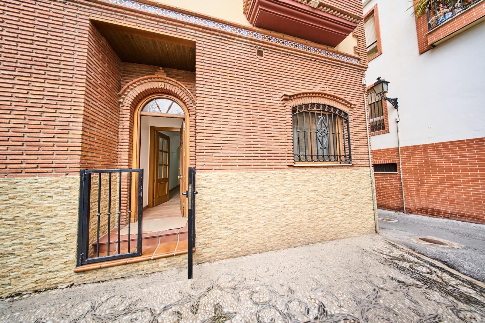 2 bedroom Flat for sale in La Zubia with garage - € 135,000 (Ref: 9502642)