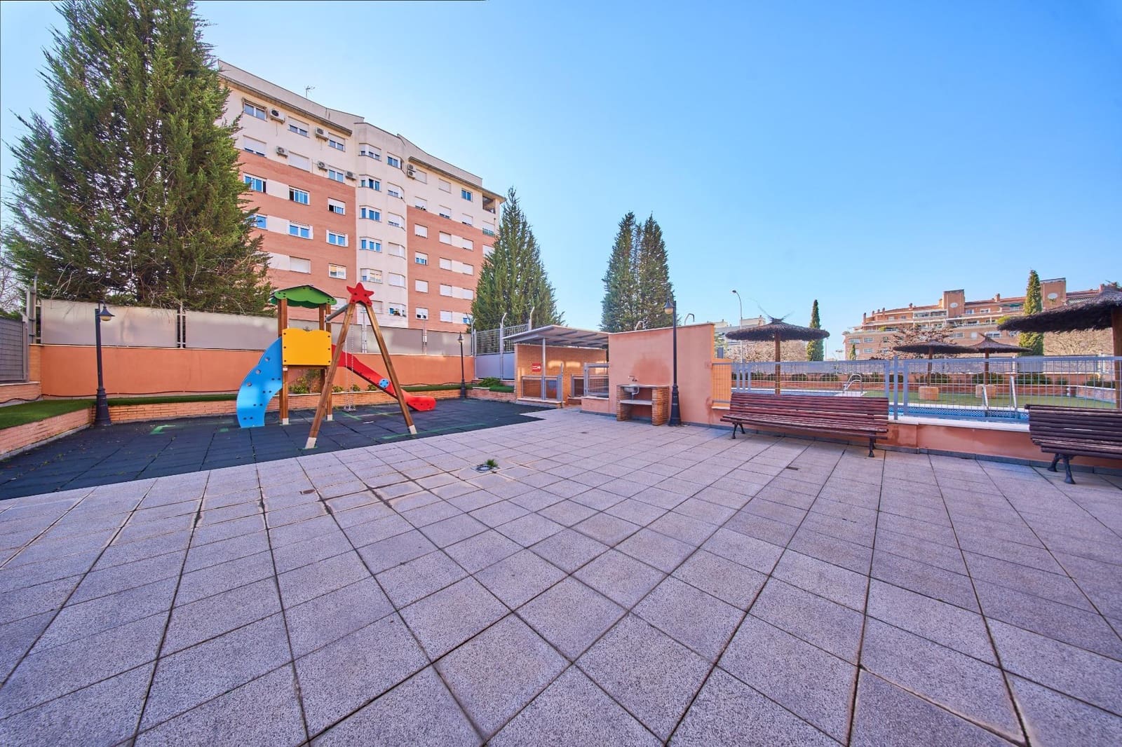 3 bedroom Flat for sale in Granada city with pool garage - € 440,000 (Ref: 9519217)