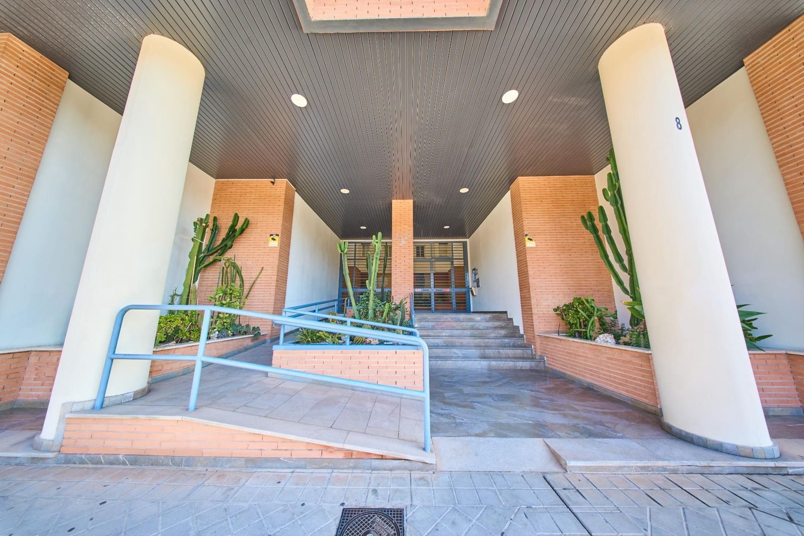 3 bedroom Flat for sale in Granada city with pool garage - € 440,000 (Ref: 9519217)