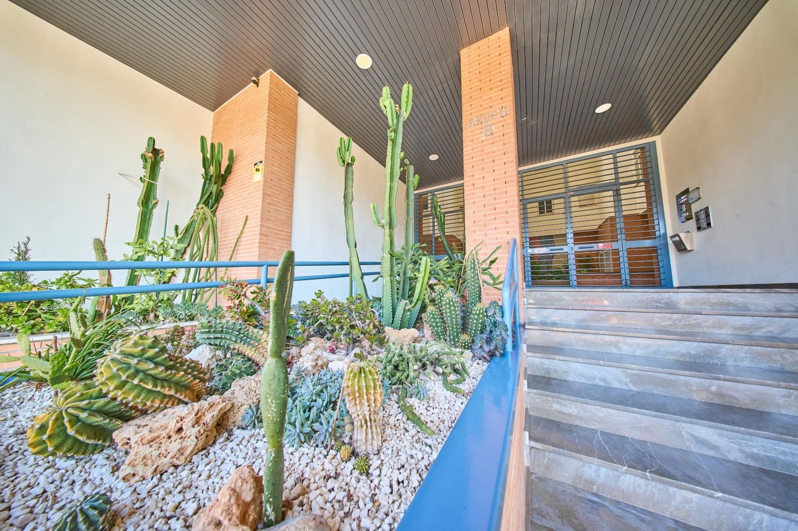 3 bedroom Flat for sale in Granada city with pool garage - € 440,000 (Ref: 9519217)