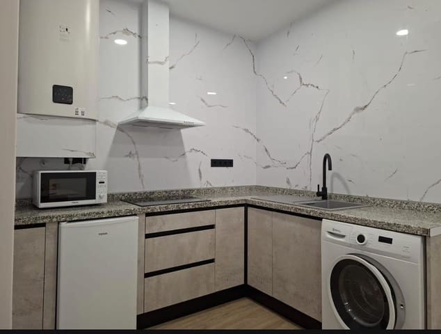 1 soverom Leilighet til leie i Centro - Sagrario, Granada by - € 820 (Ref: 9520883)