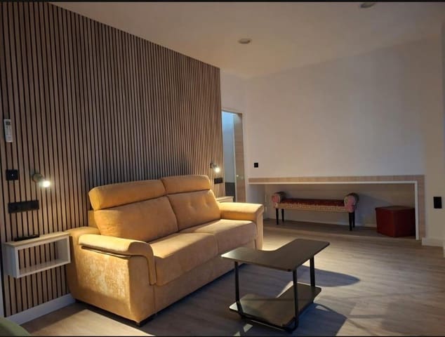 1 soverom Leilighet til leie i Centro - Sagrario, Granada by - € 820 (Ref: 9520883)