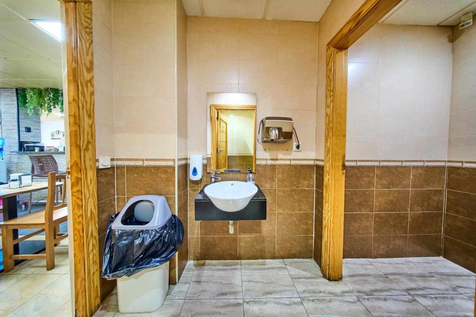 Business for rent in Las Gabias - € 700 (Ref: 9565424)