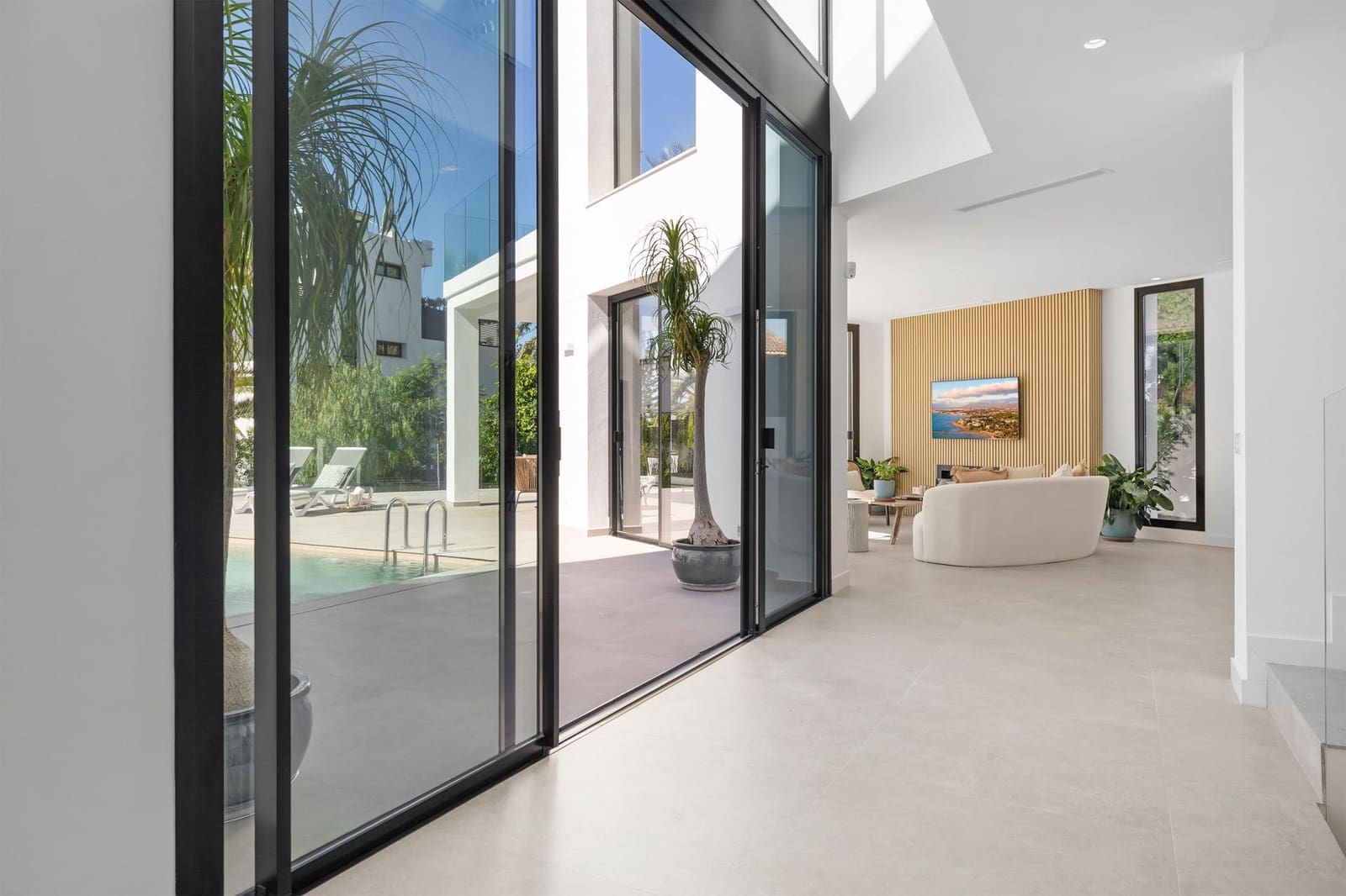 5 bedroom Villa for sale in Marbella with pool garage - € 3,350,000 (Ref: 9565425)