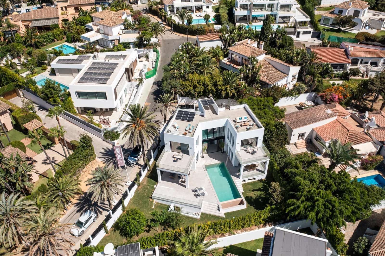 5 bedroom Villa for sale in Marbella with pool garage - € 3,350,000 (Ref: 9565425)