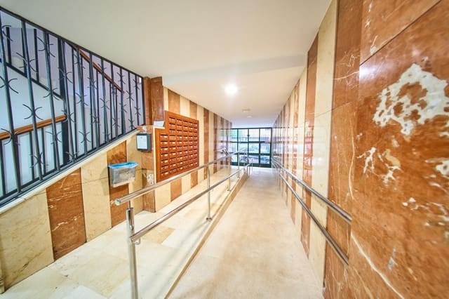 Piso de 4 habitaciones en Granada ciudad en venta - 210.000 € (Ref: 9571391)