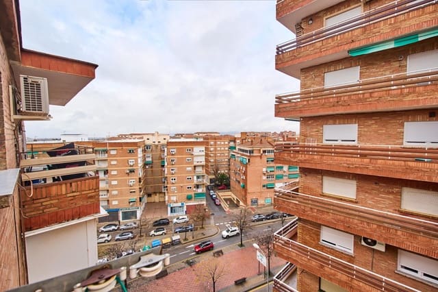 Piso de 4 habitaciones en Granada ciudad en venta - 210.000 € (Ref: 9571391)