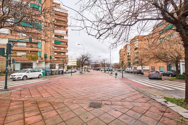 Piso de 4 habitaciones en Granada ciudad en venta - 210.000 € (Ref: 9571391)