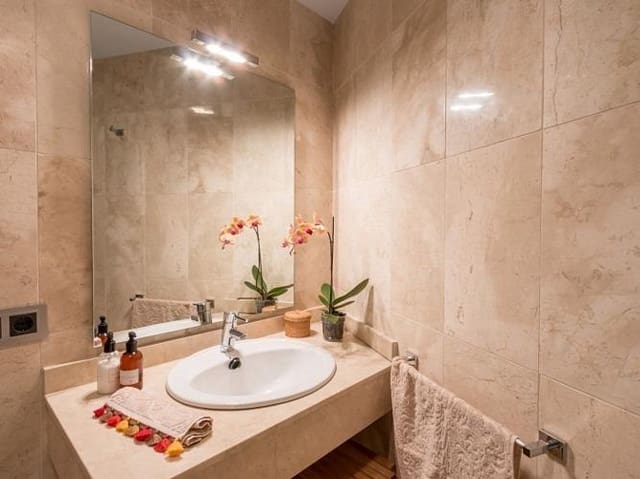 2 soverom Leilighet til leie i Centro - Sagrario, Granada by - € 1 300 (Ref: 9574803)