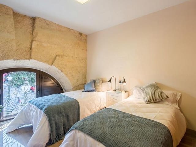 2 soverom Leilighet til leie i Centro - Sagrario, Granada by - € 1 300 (Ref: 9574803)