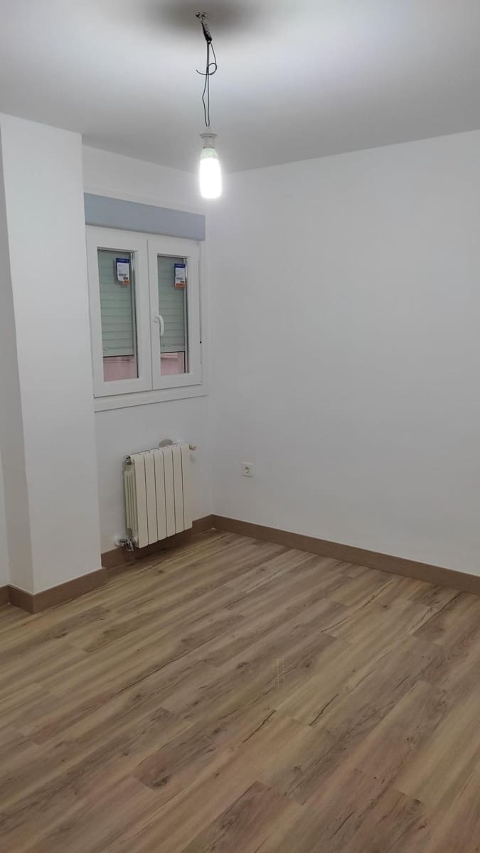 3 slaapkamer Flat te huur in Granada stad - € 975 (Ref: 9596385)