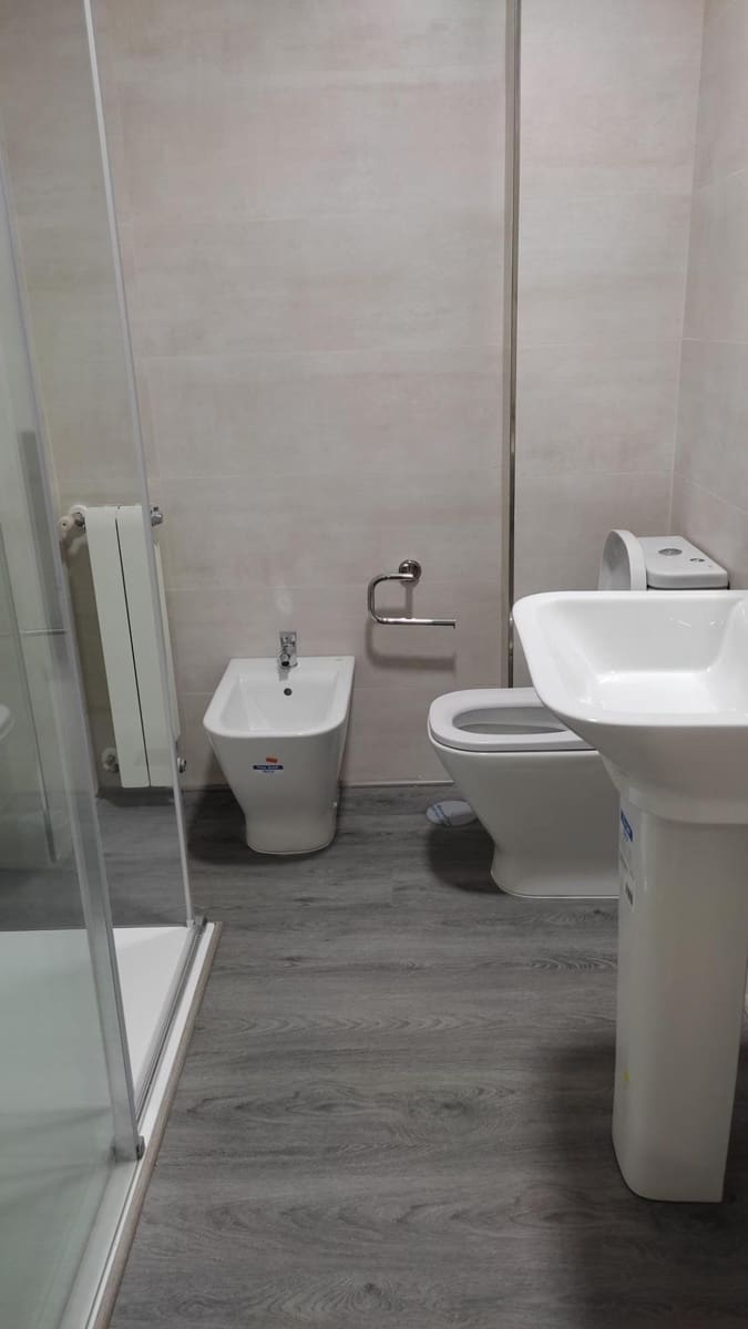 3 slaapkamer Flat te huur in Granada stad - € 975 (Ref: 9596385)