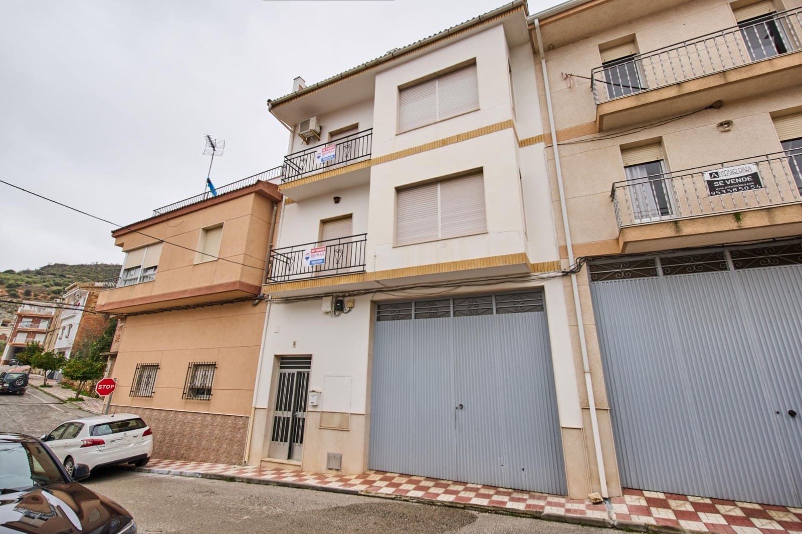 9 bedroom Finca/Country House for sale in Castillo de Locubin with garage - € 160,000 (Ref: 9630295)