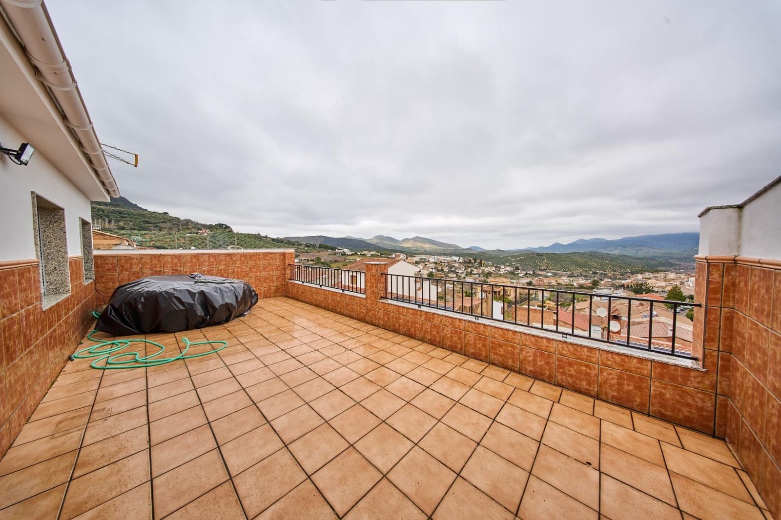 9 bedroom Finca/Country House for sale in Castillo de Locubin with garage - € 160,000 (Ref: 9630295)