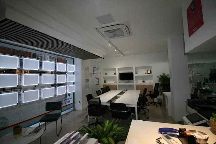 Commercial for rent in Granada city - € 1,200 (Ref: 9648381)