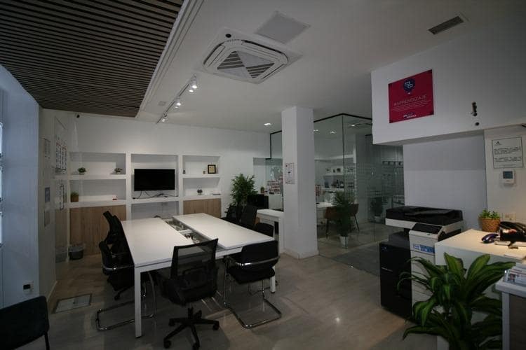 Commercial for rent in Granada city - € 1,200 (Ref: 9648381)