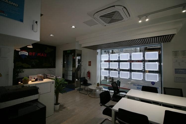 Commercial for rent in Granada city - € 1,200 (Ref: 9648381)