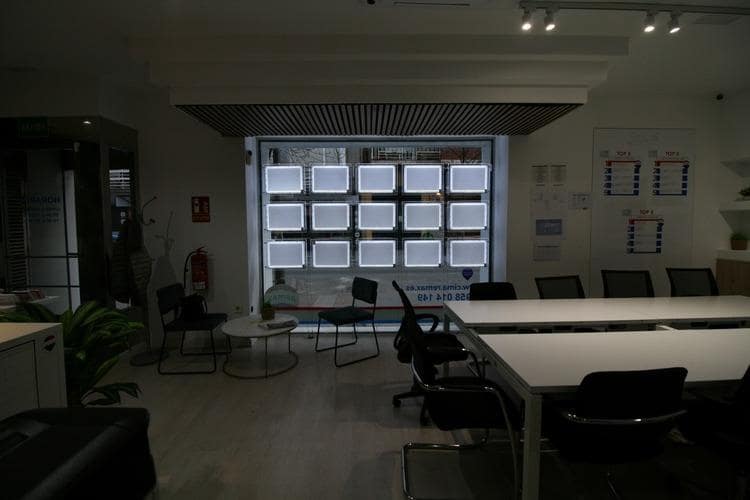 Commercial for rent in Granada city - € 1,200 (Ref: 9648381)