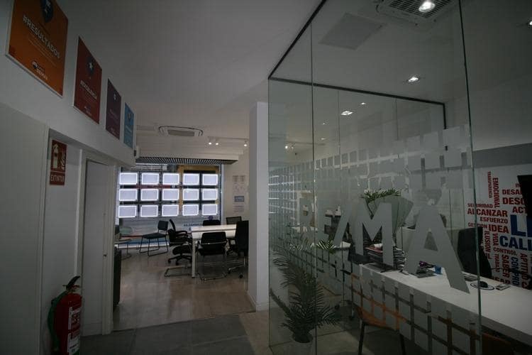 Commercial for rent in Granada city - € 1,200 (Ref: 9648381)