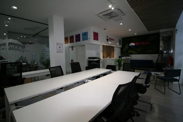 Commercieel te huur in Centro, Granada stad - € 1.200 (Ref: 9648381)