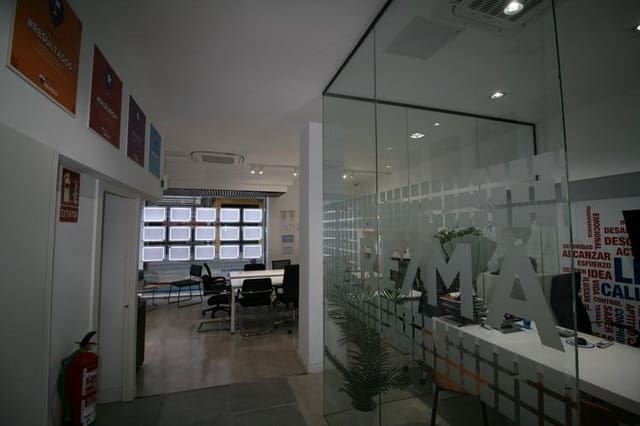 Commercieel te huur in Centro, Granada stad - € 1.200 (Ref: 9648381)