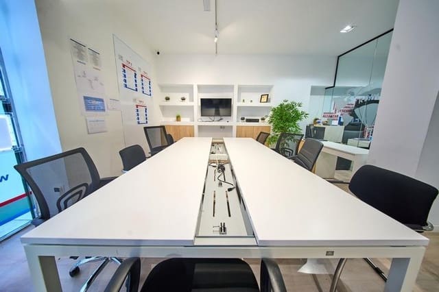 Local Comercial en Centro, Granada ciudad en alquiler - 1.200 € (Ref: 9648381)