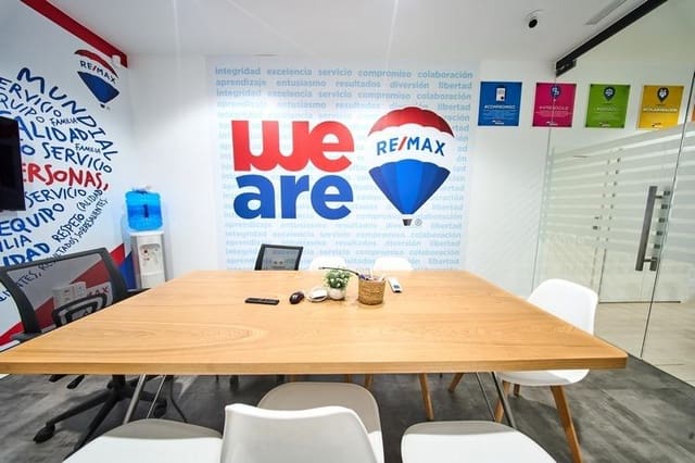 Local Comercial en Centro, Granada ciudad en alquiler - 1.200 € (Ref: 9648381)