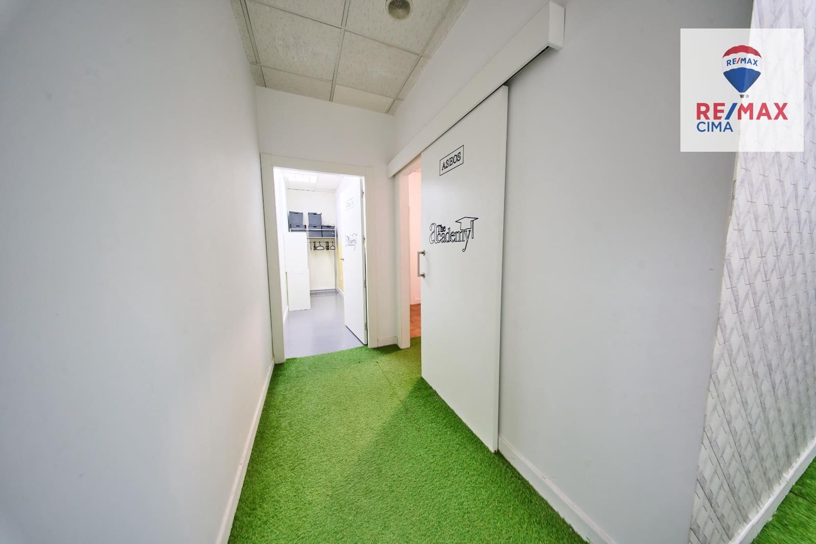 Entreprise à louer à Grenade ville - 1 800 € (Ref: 9674470)