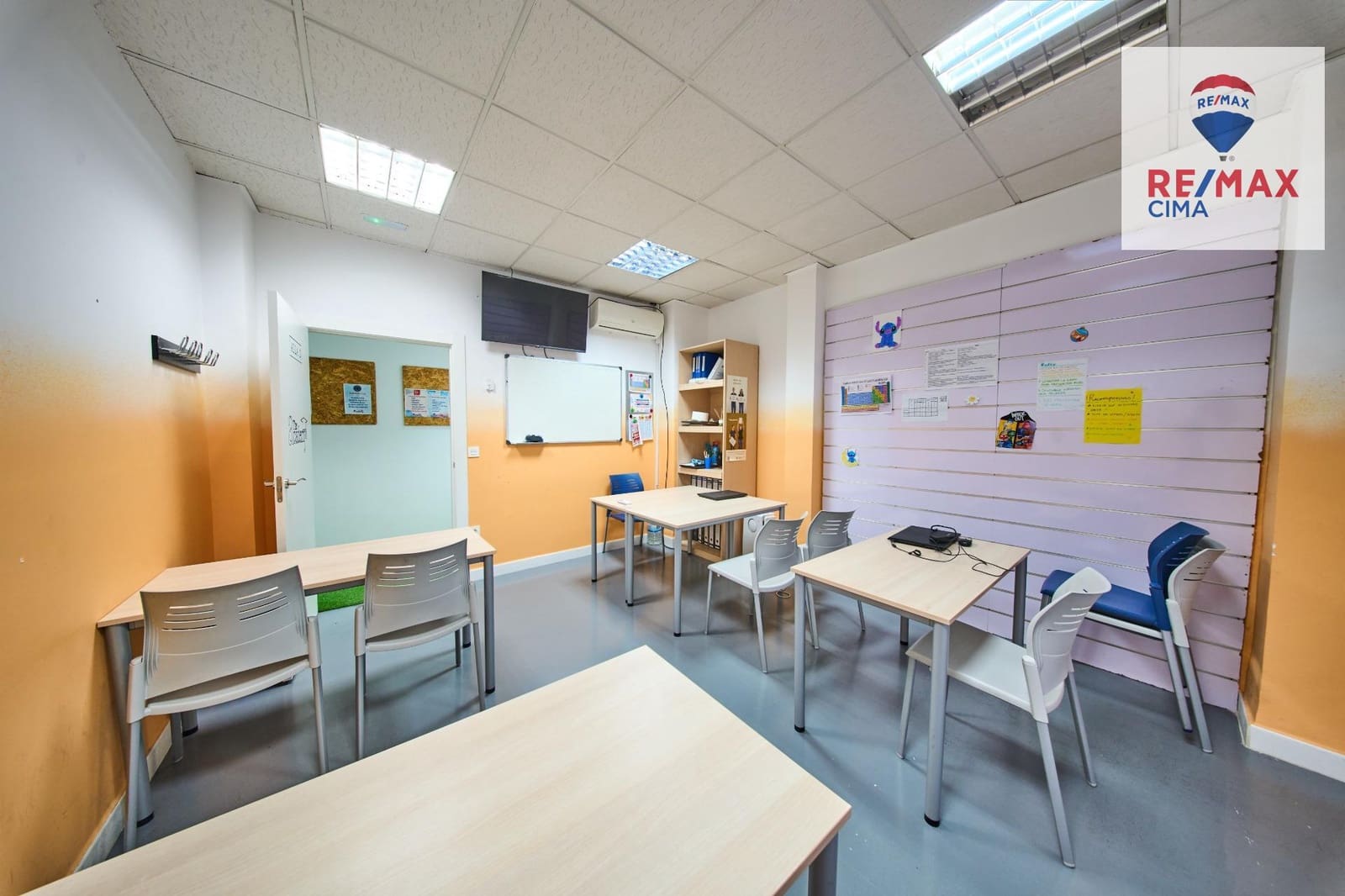 Entreprise à louer à Grenade ville - 1 800 € (Ref: 9674470)