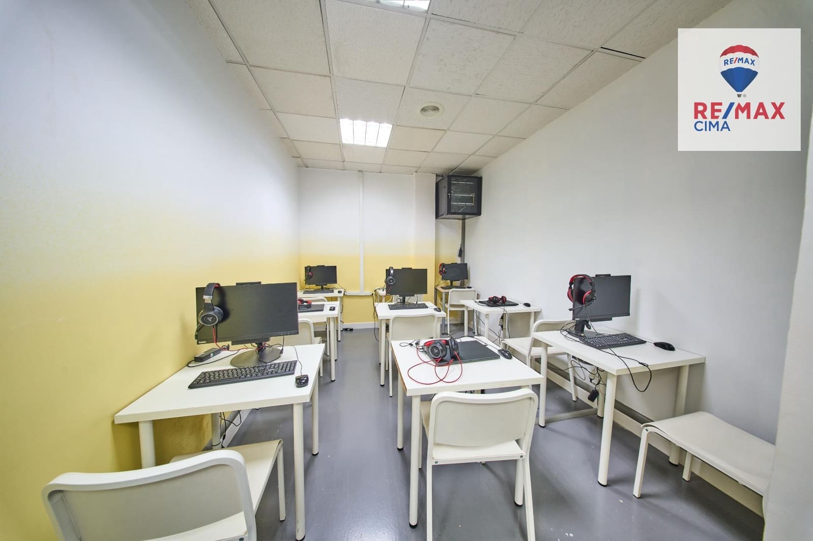 Entreprise à louer à Grenade ville - 1 800 € (Ref: 9674470)