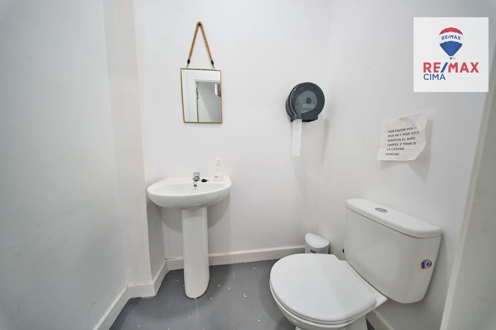 Entreprise à louer à Grenade ville - 1 800 € (Ref: 9674470)