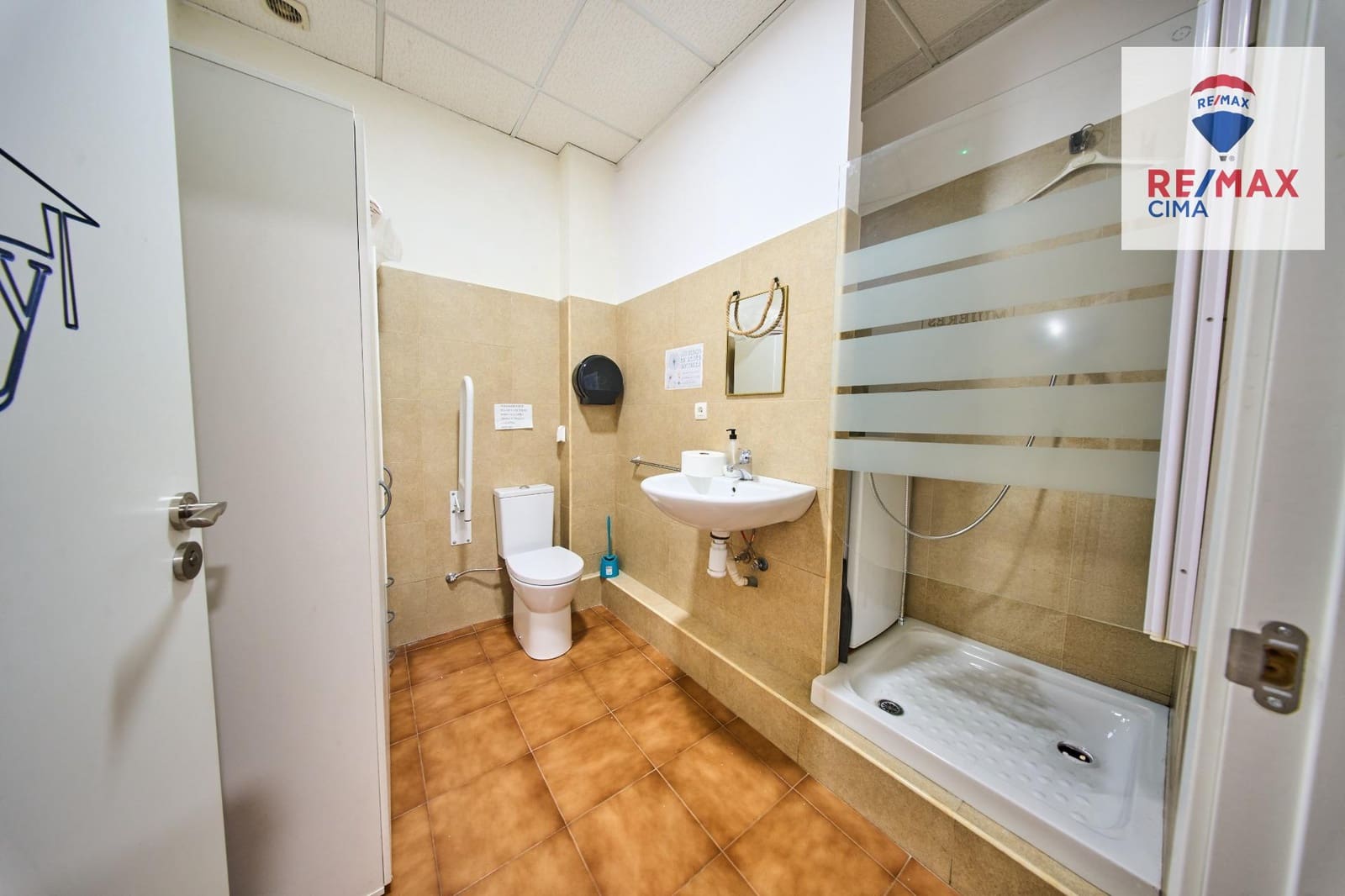 Entreprise à louer à Grenade ville - 1 800 € (Ref: 9674470)