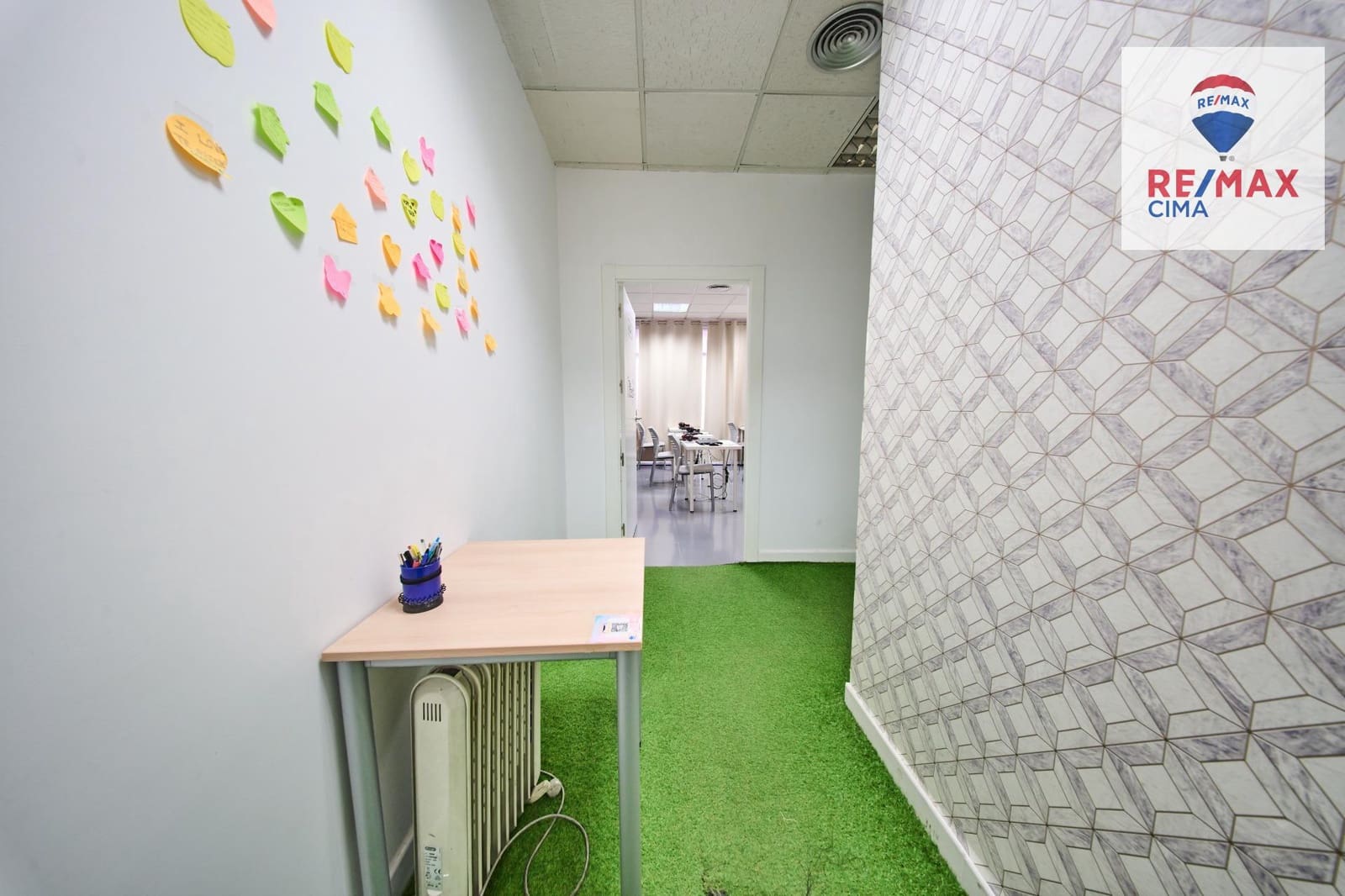 Entreprise à louer à Grenade ville - 1 800 € (Ref: 9674470)