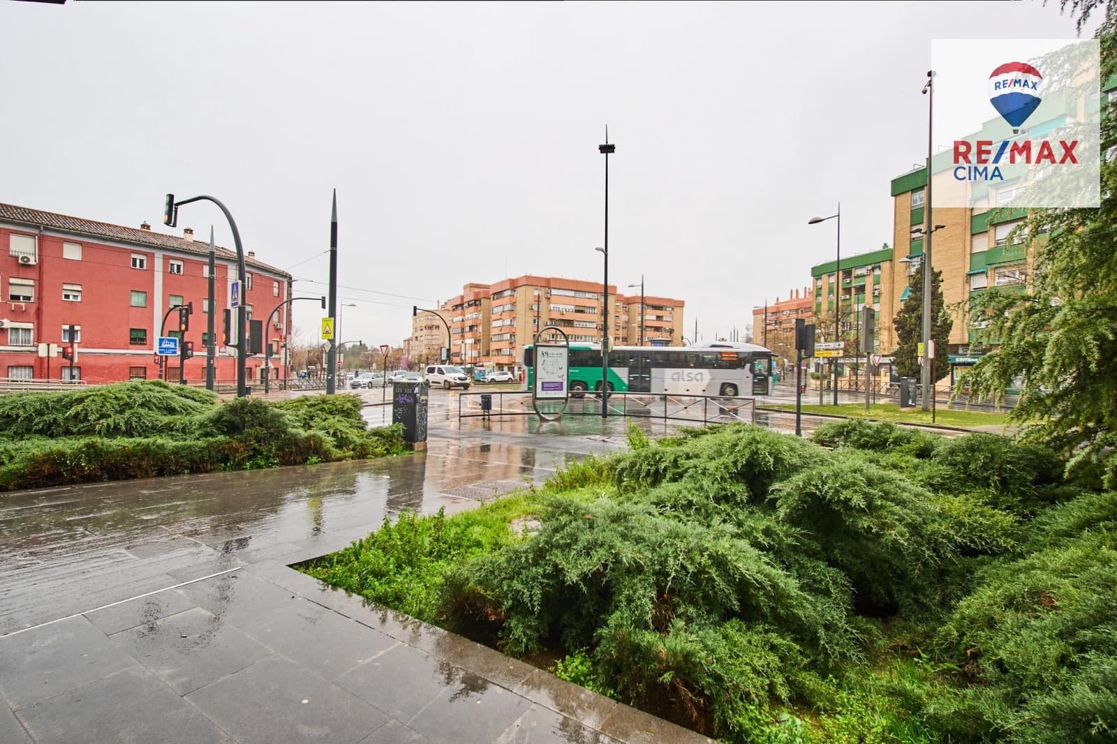 Entreprise à louer à Grenade ville - 1 800 € (Ref: 9674470)