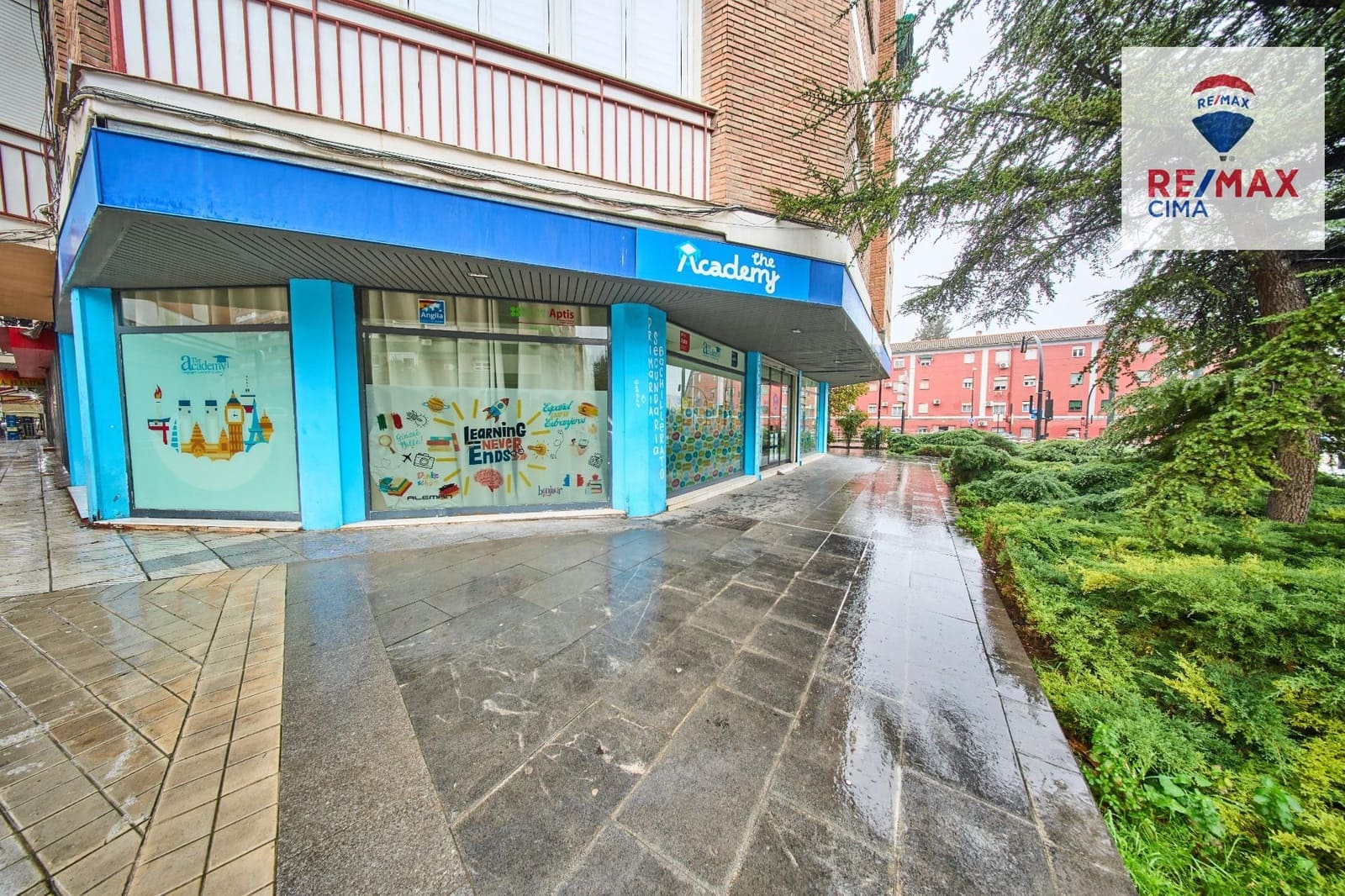 Entreprise à louer à Grenade ville - 1 800 € (Ref: 9674470)