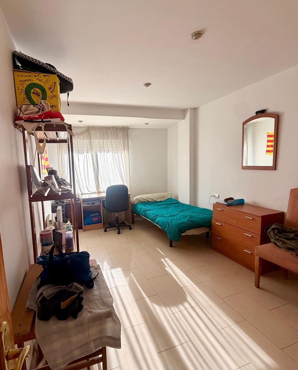 4 bedroom Flat for rent in Granada city - € 1,300 (Ref: 9679993)