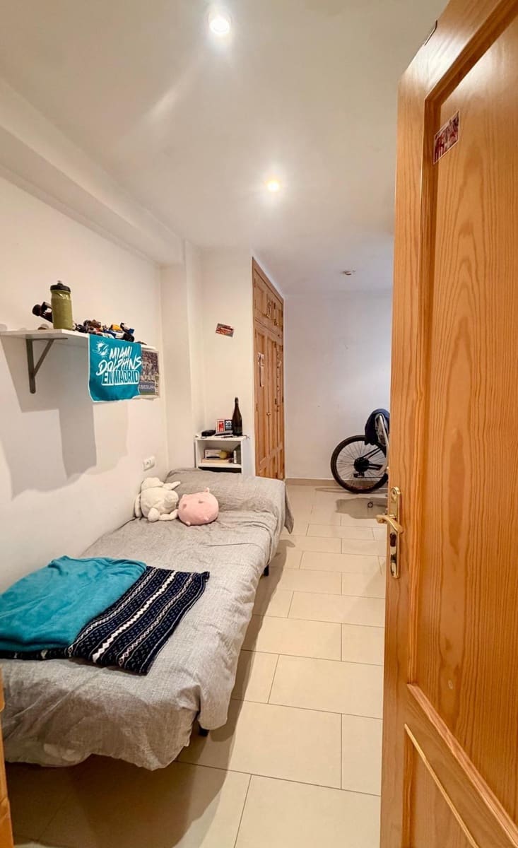 4 bedroom Flat for rent in Granada city - € 1,300 (Ref: 9679993)