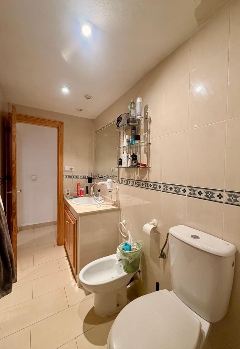 4 bedroom Flat for rent in Granada city - € 1,300 (Ref: 9679993)