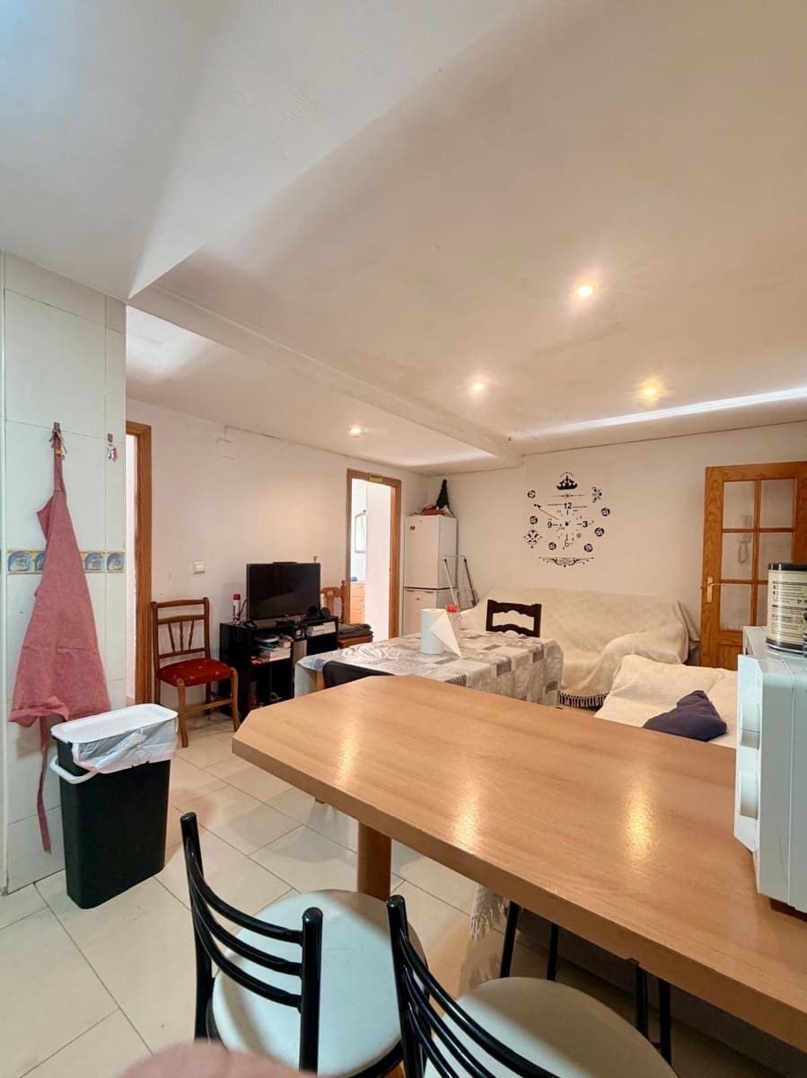 4 bedroom Flat for rent in Granada city - € 1,300 (Ref: 9679993)